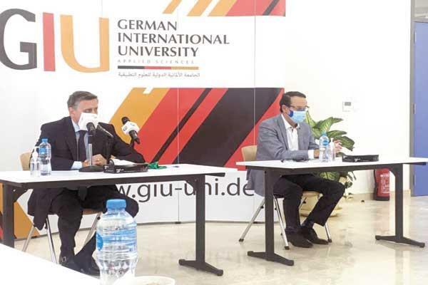  السفير الألمانى خلال مؤتمر صحفى بالجامعة الألمانية