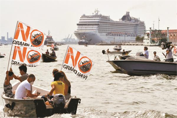 متظاهرون يرفعون لافتات «لا للسفن السياحية»