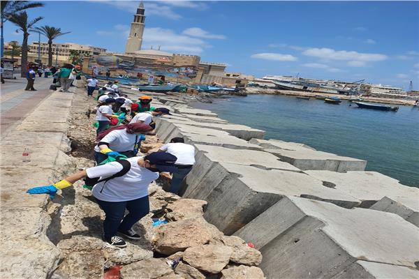 البيئة تنفذ حملة للتوعية وتنظيف شاطئ رأس التين بالاسكندرية بمشاركة متطوعين وأطفال