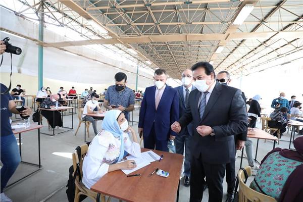  وزير التعليم العالي يتفقد لجان الامتحانات بجامعة عين شمس