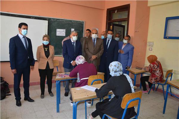 محافظ المنيا يتابع انتظام سير امتحانات الشهادة الإعدادية بلجان مركز أبوقرقاص