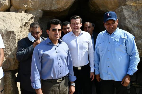 وزير الرياضة يصطحب رئيس «وادا» في جولة سياحية بالأهرامات 