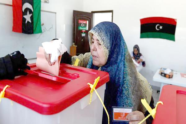 مواطنة ليبية تدلي بصوتها فى انتخابات عام ٢٠١٢    