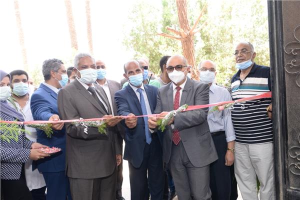 رئيس جامعة أسيوط يفتتح وحدة تجهيز واستخلاص النباتات الطبية والعطرية 
