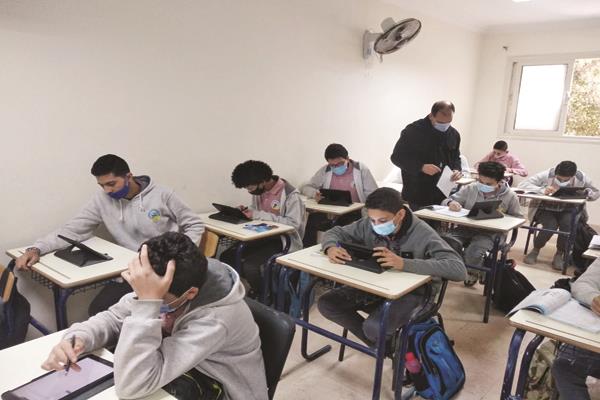 طلاب الثانوية العامة أثناء أداء الامتحان التجريبى