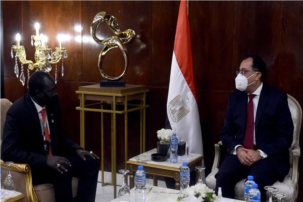 رئيس الوزراء خلال لقائه وزير الاستثمار بجنوب السودان