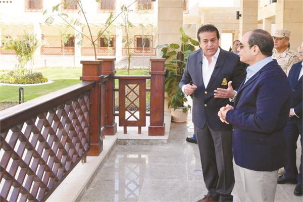   الرئيس عبدالفتاح السيسى يستمع إلى شرح د. خالد عبد الغفار فى إحدى الجامعات الأهلية الجديدة