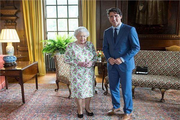 رئيس الوزراء الكنديمع ملكة بريطانيا إليزابيث الثانية