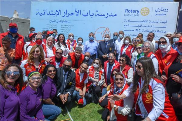 افتتاح مدرسة ووحدة صحية ومركز حرفي و٤٠ بيتا وتوزيع ٣٠ مركب صيد  
