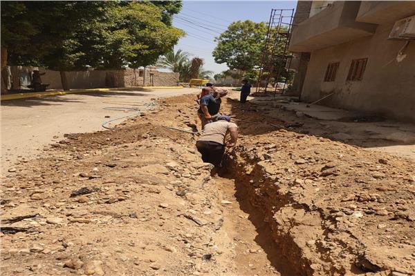 استكمال شبكات الصرف الصحي بشوارع قرية الحبيل