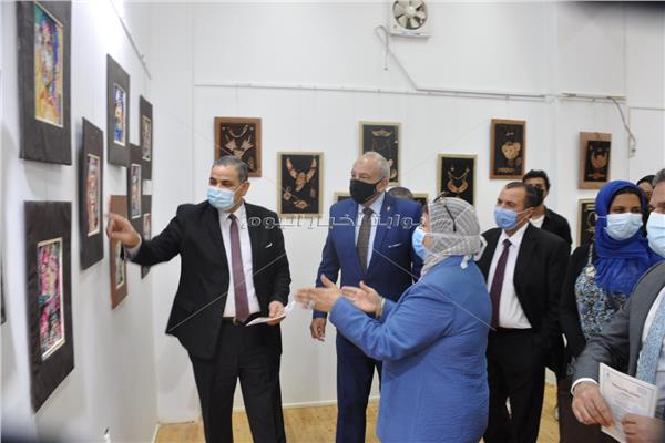  رئيس جامعة كفرالشيخ يفتتح 5 معارض  فنية لطلاب النوعية 