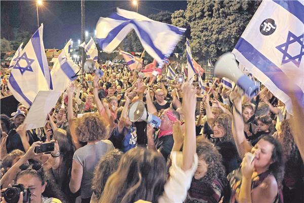 إسرائيليون يرفعون أعلام الاحتلال