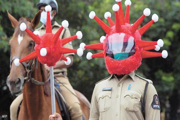  حملة توعية من الشرطة الهندية حول مخاطر فيروس كورونا «صورة من أ ف ب»
