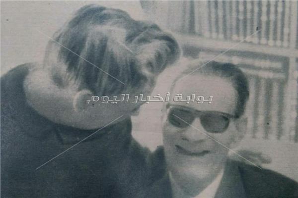 طه حسين برفقة زوجته - أرشيف أخبار اليوم