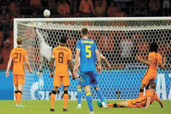 هولندا حققت فوزاً مثيراً على أوكرانيا فى الجولة الأولى