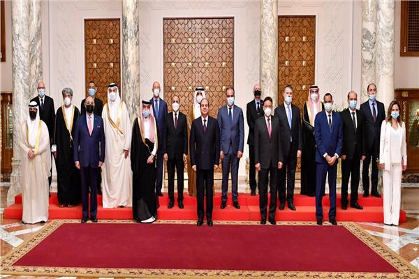 صورة جماعية للرئيس السيسي ووزراء ومسئولي الإعلام العرب