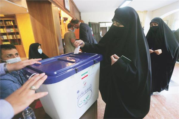 الإيرانيون يقبلون على صناديق الاقتراع لاختيار رئيس جديد لهم