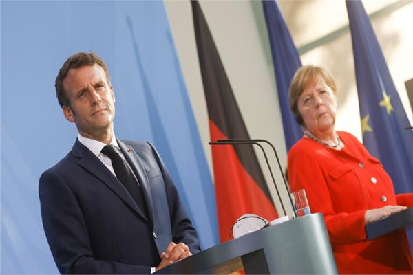 المستشارة الألمانية أنجيلا ماكرون والرئيس الفرنسي ماكرون