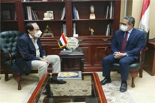 وزير الآثار خالد العناني وعادل المصري رئيس غرفة المنشآت والمطاعم السياحية