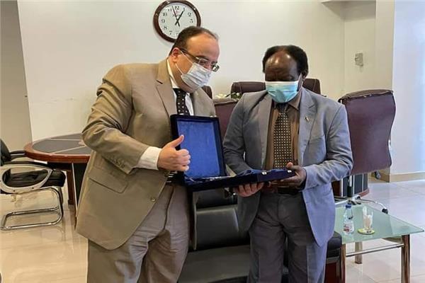 السفير المصري في الخرطوم يلتقي بوزير الاستثمار السوداني