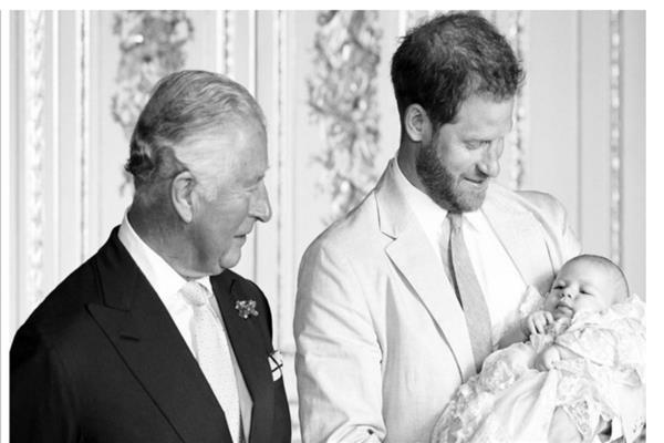 الأمير تشارلز يستبعد حفيده من العائلة المالكة