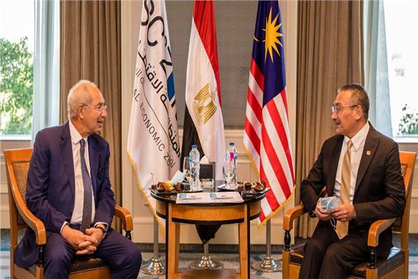 جانب من لقاء وزير الخارجية الماليزي مع المهندس يحيى زكي رئيس المنطقة الاقتصادية لقناة السويس 