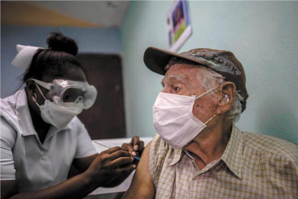 رجل يتلقي اللقاح الكوبي بمنطقة الأمار
