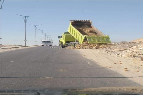 سيارة تقوم بالقاء ردش البناء بمنطقة الواحة