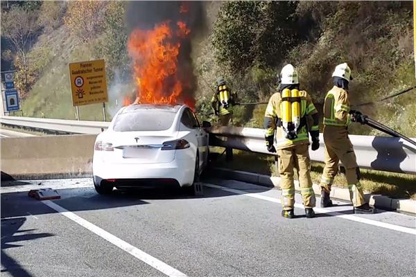 صورة تحذيرات من مخاطر احتراق السيارات الكهربائية.. الاطفاء يستغرق 7 ساعات