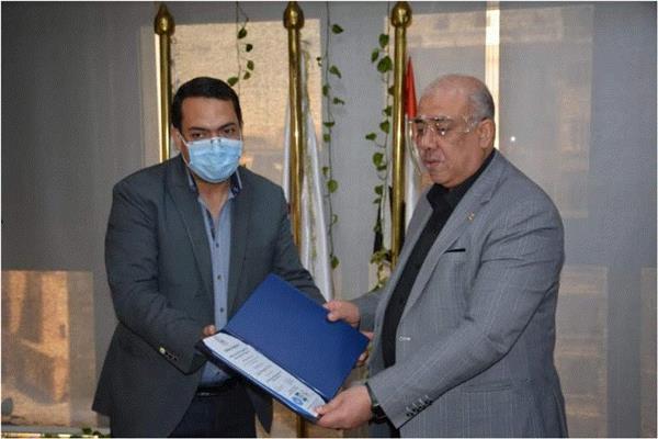 تسليم شهادة الأيزو للشركة المصرية لإدارة وتشغيل مترو الأنفاق 