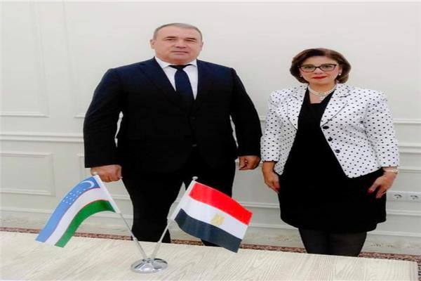  السفيرة أميرة فهمى ورحمات ماماتوف وزير دعم الأسرة بجمهورية أوزبكستان