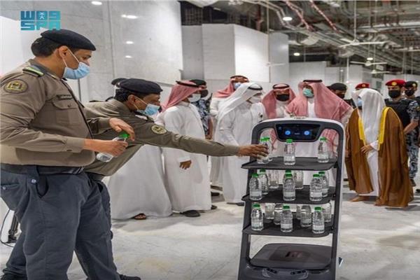  «الروبوت» يوزع ١٥ مليون زجاجة ماء زمزم في الحرم على المعتمرين 