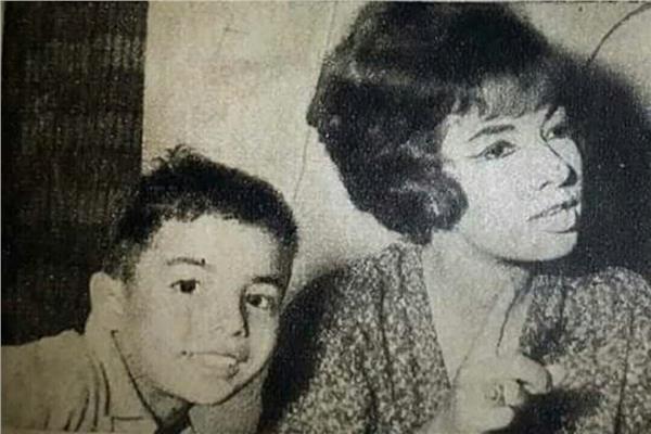 شريفة فاضل برفقة ابنها الذي استشهد لاحقا في حرب أكتوبر - أرشيفية