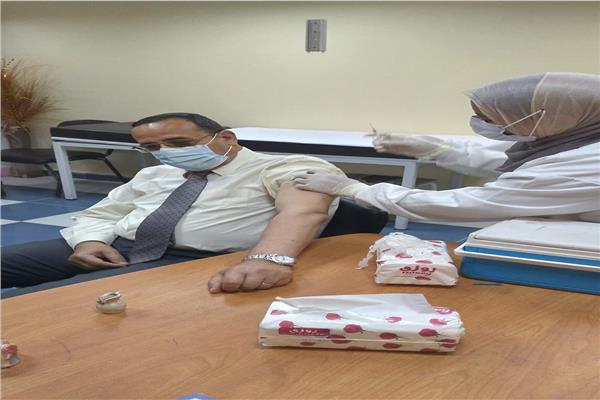 محافظ شمال سيناء اثناء تلقيه الجرعة الثانية للقاح 