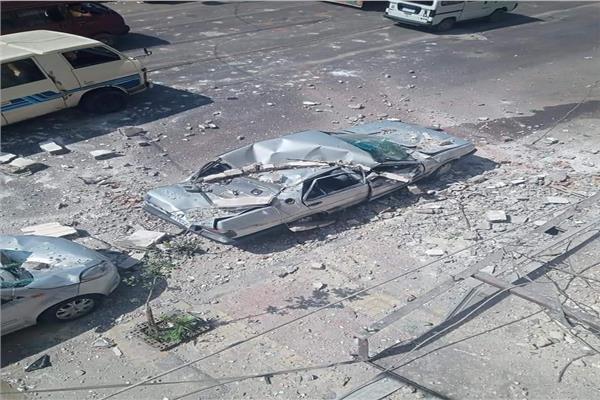 تحطم سيارتين انهارت عليهما شرفة عقار في الإسكندرية