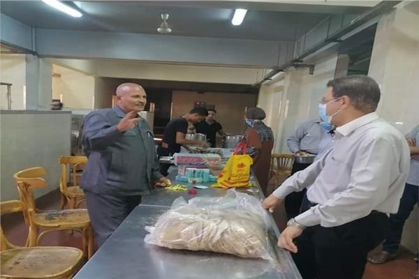   "مدير المدن الجامعية للوجه القبلي" يتفقد مطبخ المدينة الجامعية للطالبات"  