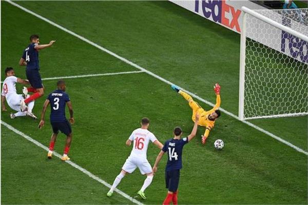 صورة من مباراة فرنسا وسويسرا 