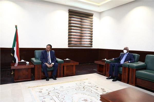 ريس حكومة السودان عبد الله حمدوك مع  السفير عمر بشير مانيس