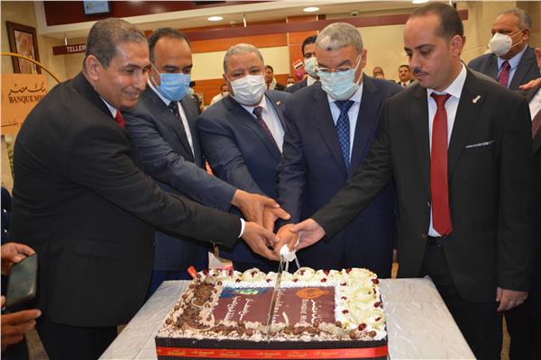 محافظ المنيا يفتتح فرع بنك مصر 