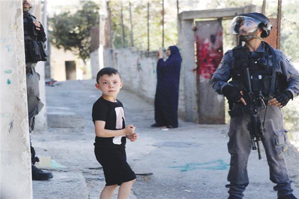 طفل فلسطينى أمام منزله بعد القاء قوات الاحتلال قنابل غاز مسيلة للدموع فى بلدة سلوان