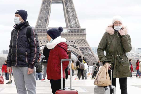 سائحون أمام برج إيڤل فى باريس  