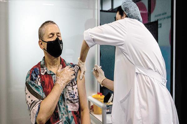  رجل يتلقى اللقاح الروسي سبوتنيك لايت ضد كوفيد-19 فى مركز تلقيح فى موسكو 