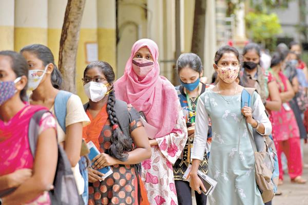 طالبات بمدينة بنجالون بالهند يصطففن للحصول على اللقاح