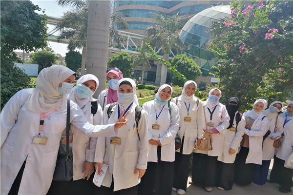 طالبات كلية تمريض جامعة الأزهر خلال زيارة مستشفي 57357 لسرطان الاطفال 