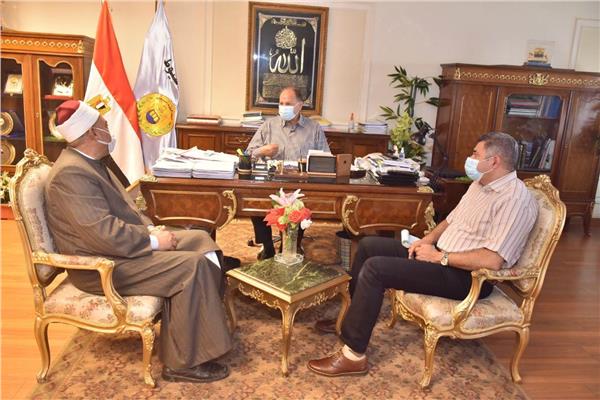 محافظ أسيوط يلتقي مسئولي بيت العائلة المصرية