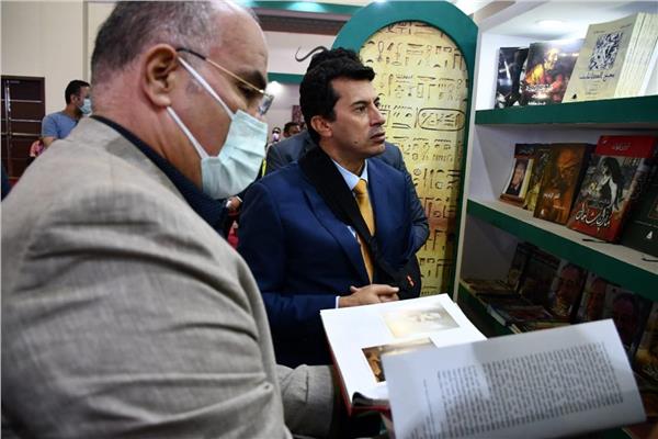 صبحي يتفقد جناح وزارة الشباب والرياضة بمعرض الكتاب