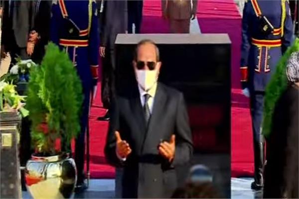 الرئيس السيسي يقرأ الفاتحة على قبر الرئيس الراحل انور السادات