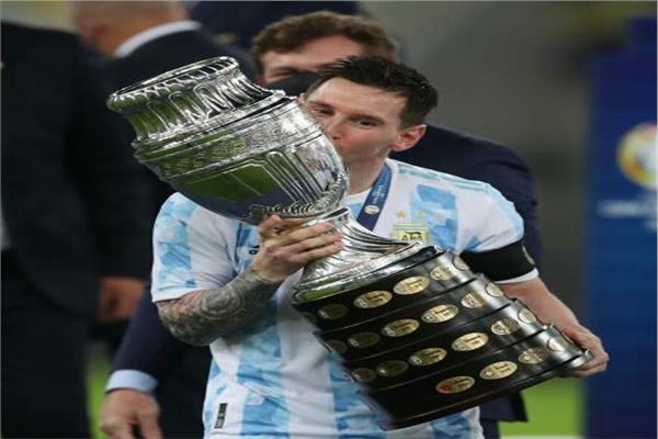 «ميسي» يحمل أول كأس دولية