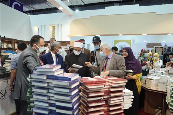 رئيس قطاع المعاهد الأزهرية يزور جناح الأزهر بمعرض الكتاب
