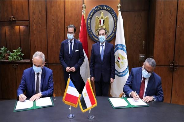 وزير البترول والسفير الفرنسى يشهدان توقيع اتفاقية مع شركة أكسنس الفرنسية